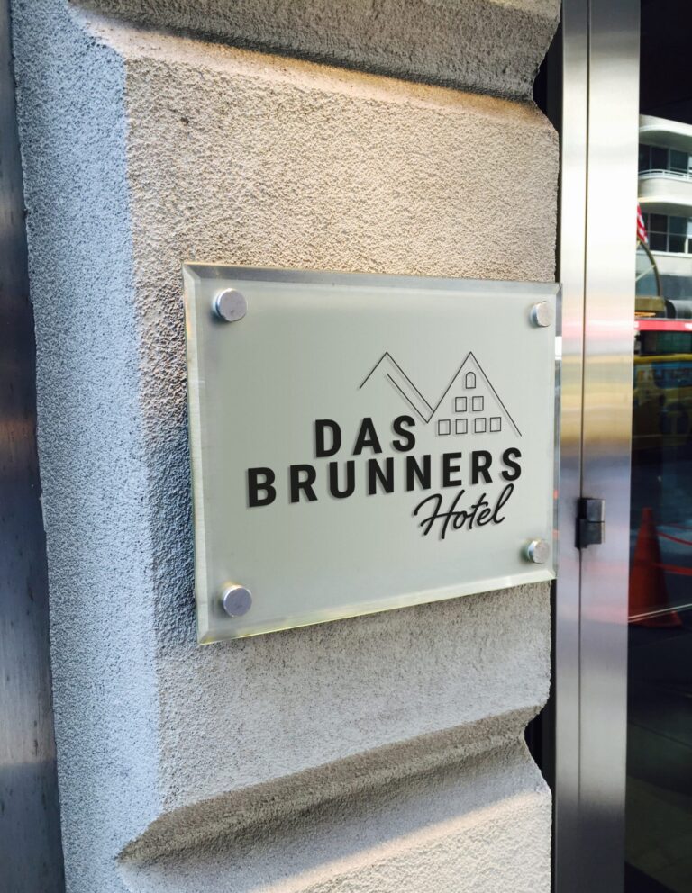 Werbeagentur, Weiden, Oberpfalz, Amberg, Cham, Hof, Marketing, Werbung, kreativmaleins, Geschäftsausstattung, Das Brunners Hotel, Logo, Logoentwicklung, Türschild, Branding, Kaffeehaus Brunner, Baudenkmal, Frühstück, Öffnungszeiten, Buchung, Hotelzimmer, Markthaus