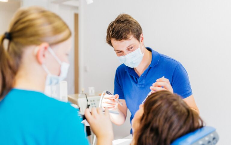 Werbeagentur, Weiden, Oberpfalz, Amberg, Cham, Hof, Marketing, Werbung, kreativmaleins, Webseite, Webdesign, Online, Dr. Melzner, Zahnarzt, Sprechzeiten, Oralchirurgie, Zahnmedizin, Labor, Zahnärztin, Vohenstrauß