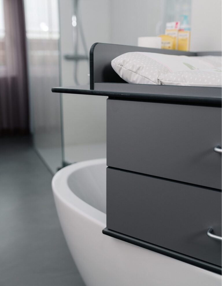 Werbeagentur, Weiden, Oberpfalz, Amberg, Cham, Hof, Marketing, Werbung, kreativmaleins, Visitenkarten, Geschäftsausstattung, Webseite, Webdesign, Online, Sana, Trennwandbau, Sanitär, Lisana, Wickelkommode, Wickelaufsatz, Wickeltisch, Bad, Badewanne, Familie, lisanaliving